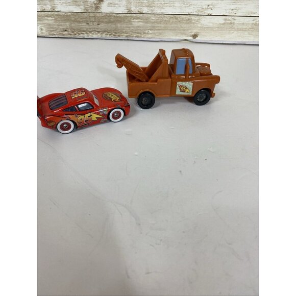 Disney Pixar Lot Of 2 Lightning McQueen Cars Diecast Tow Mater - Picture 3 of 13